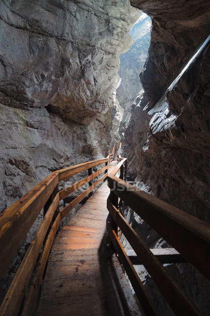 Österreich, salzburger land, lofer, vorderkaserklamm, holzweg in den bergen — Stockfoto