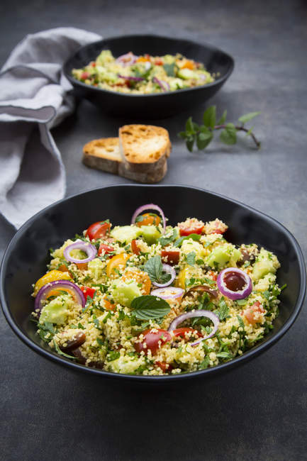 Tabbouleh зроблений з кус-Кускус, помідори, червоний лук, огірок, петрушка і м'ята — стокове фото