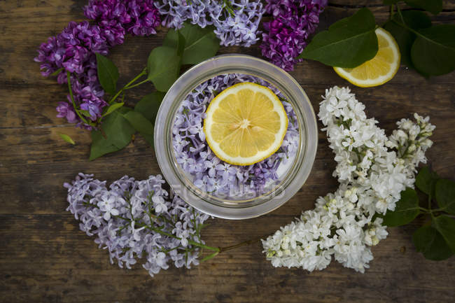 Preparazione sciroppo di lilla e fiori — Foto stock