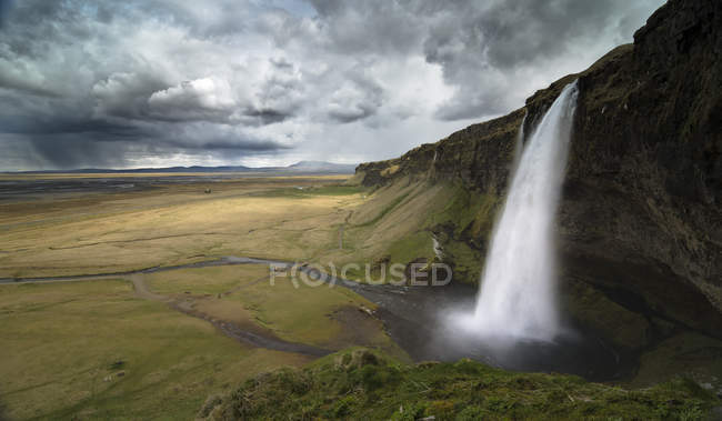 Islandia, Seljalandsfoss Cascada en día nublado - foto de stock