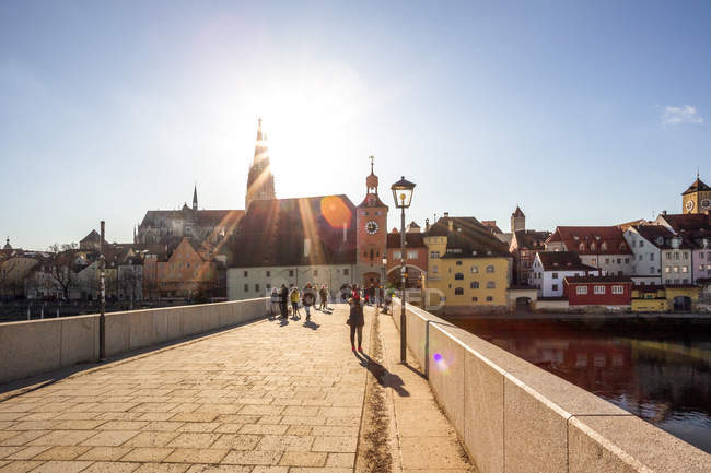 Germany, Regensburg, view to cathedral at the old town with Steinerne Bruecke in the foreground — Stock Photo