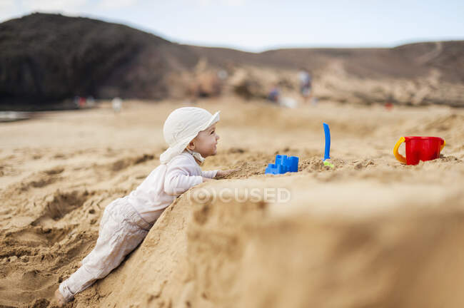 Испания, Larote, девочка, играющая на пляже — стоковое фото