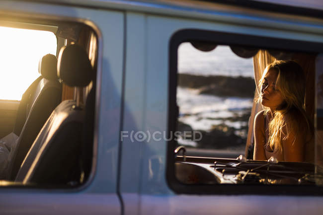 Spagna, Tenerife, Ragazza bionda seduta in furgone al tramonto — Foto stock
