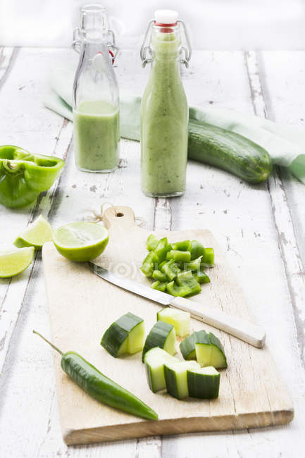 Bottiglia di vetro di Gazpacho verde fatto in casa e ingredienti — Foto stock