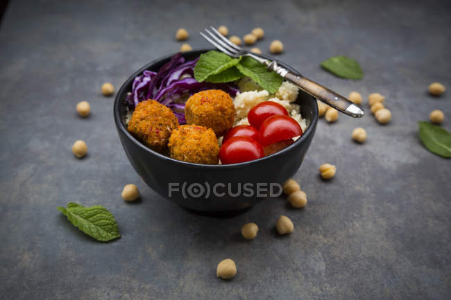 Ciotola di falafel di patate dolci Couscous con cavolo rosso, pomodoro, menta e hummus — Foto stock