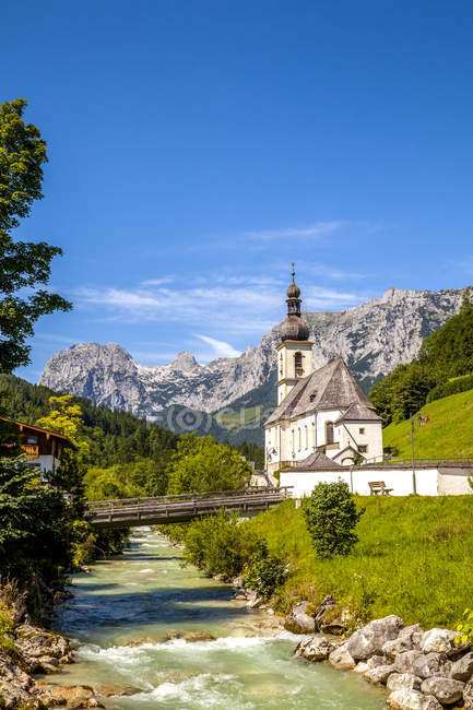 Alemania, Baviera, Ramsau, iglesia cerca del río - foto de stock