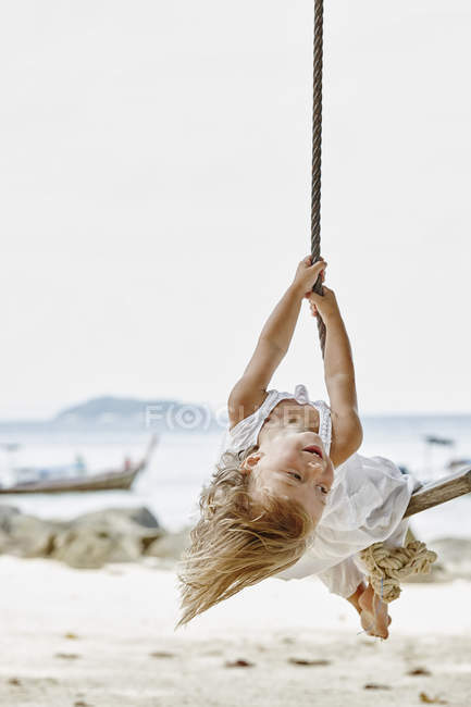 Thailand, Phi Phi Islands, Ko Phi Phi, happy little girl on a rope swing on the beach — Stock Photo
