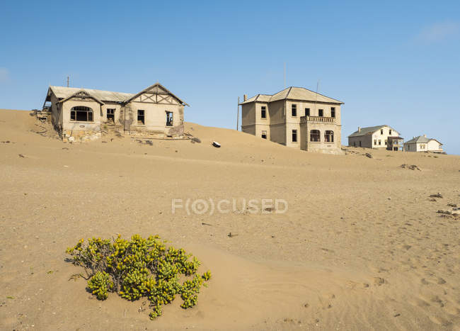 Afrique, Namibie, maisons de la ville fantôme Kolmanskop au désert de Namib — Photo de stock