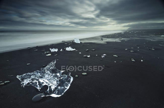 Island, Eisstücke am Strand von jokulsarlon — Stockfoto