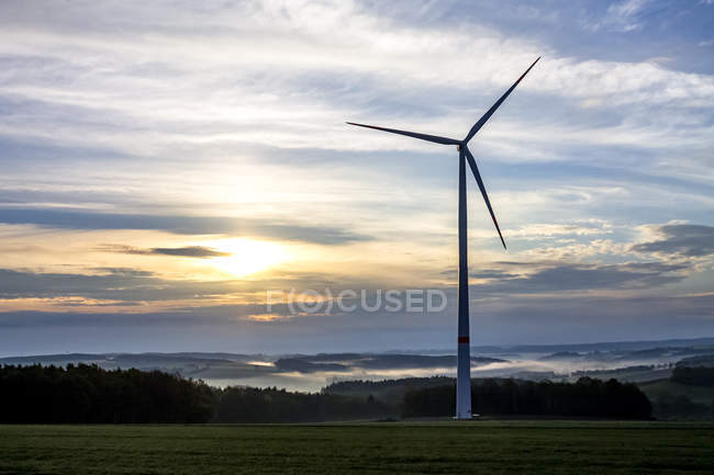 Германия, Гессен, Таунус, ветровое колесо на закате — стоковое фото