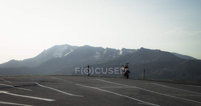 Австрия, федеральная земля, мотоцикл на стоянке у дороги — стоковое фото