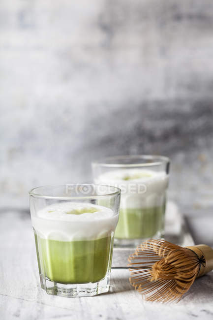 Matcha Latte em copos de chá, chasen — Fotografia de Stock