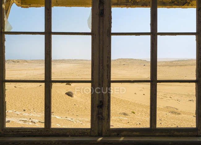 Africa, Namibia, Ciudad fantasma Kolmanskop, vista a través de la vieja ventana al desierto de Namib - foto de stock
