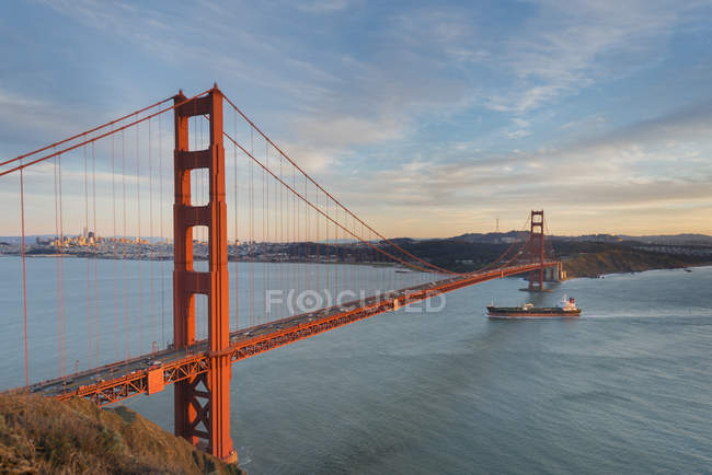 USA, Californie, San Francisco, Navire traversant Golden Gate Bridge dans la soirée — Photo de stock