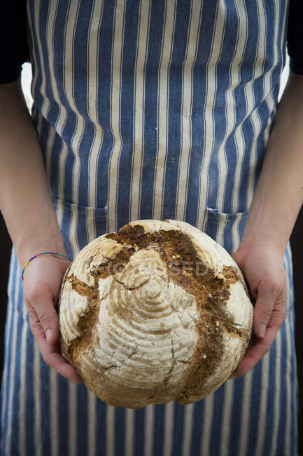 Mujer sosteniendo pan casero de centeno sourgough - foto de stock
