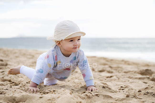 Испания, Лароте, девочка ползает по пляжу — стоковое фото