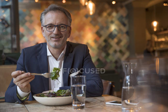 Ritratto di uomo d'affari che pranza in un ristorante — Foto stock