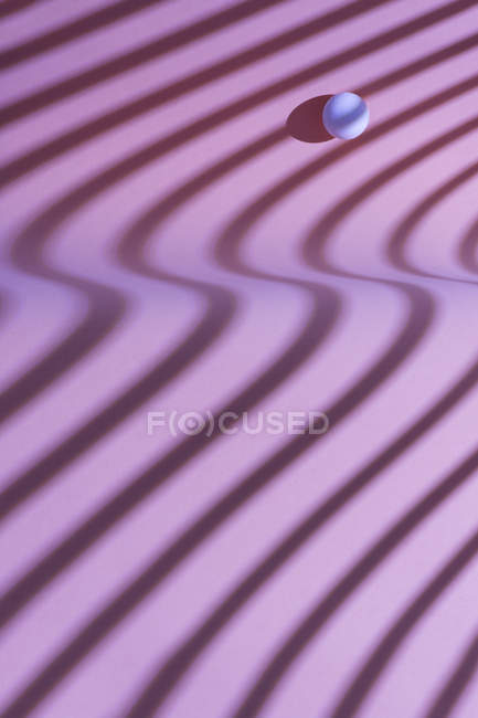 Esfera blanca sobre fondo rosa geométrico, representación 3D - foto de stock