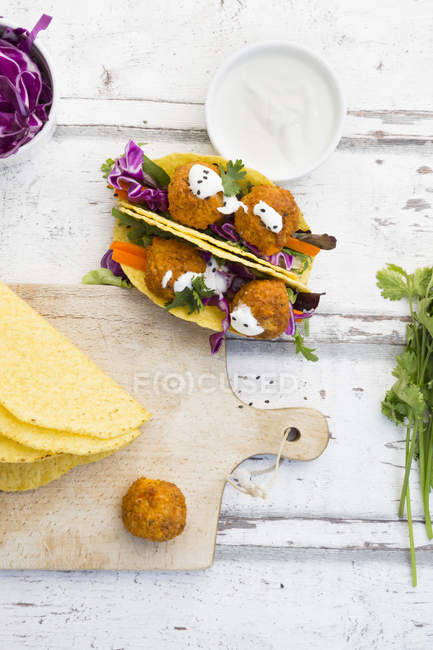 Tacos with mixed salad, sweet patato Falafel, carrot, red cabbage, yoghurt sauce, parsley and black sesame — Stock Photo