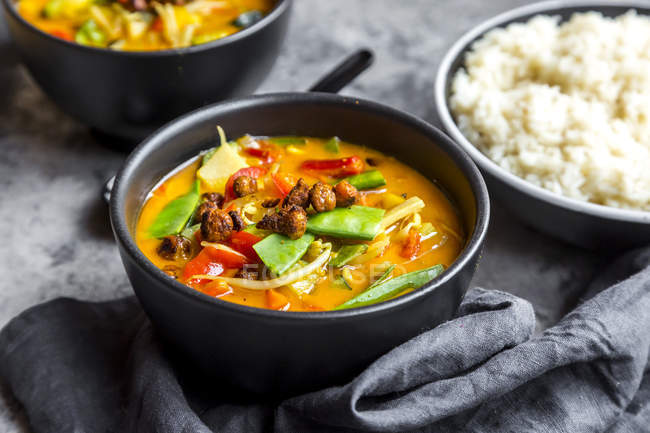 Curry rouge dans des bols, riz — Photo de stock