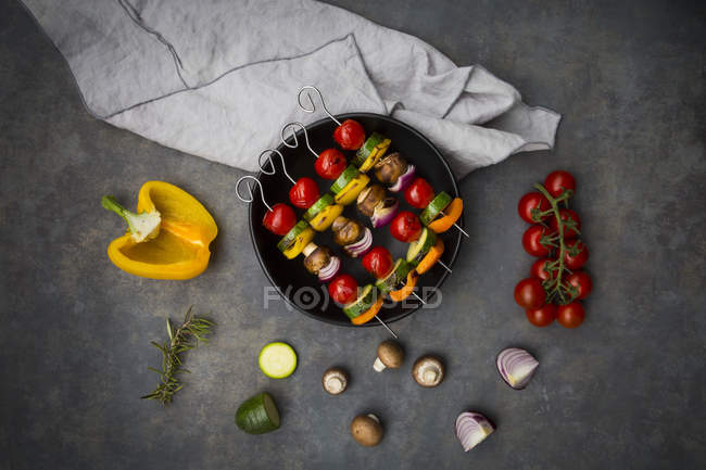 Vegetarian grill skewers on bowl and ingredients — Stock Photo