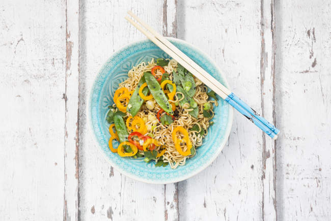 Bowl of mie noodles with vegetables — Stock Photo