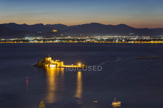 Greece, Peloponnese, Argolis, Nauplia, Argolic Gulf, View to Bourtzi Castle in the evening — Stock Photo