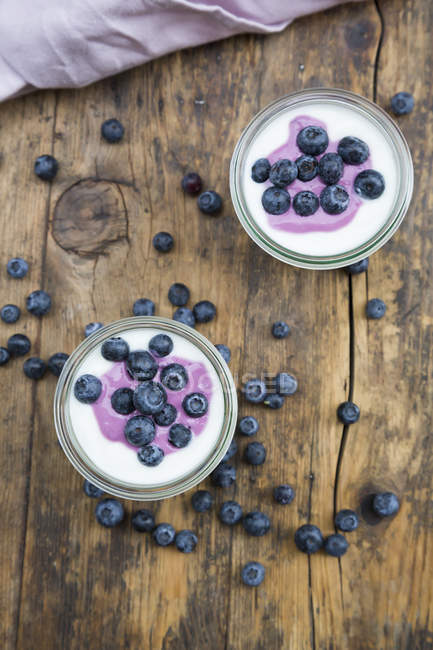 Mirtillo yogurt cagliata dessert su sfondo di legno — Foto stock