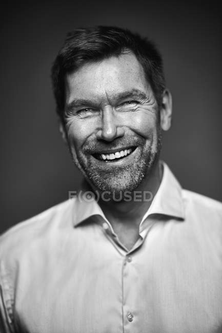 Портрет усміхненого чоловіка, чорно - білого — стокове фото