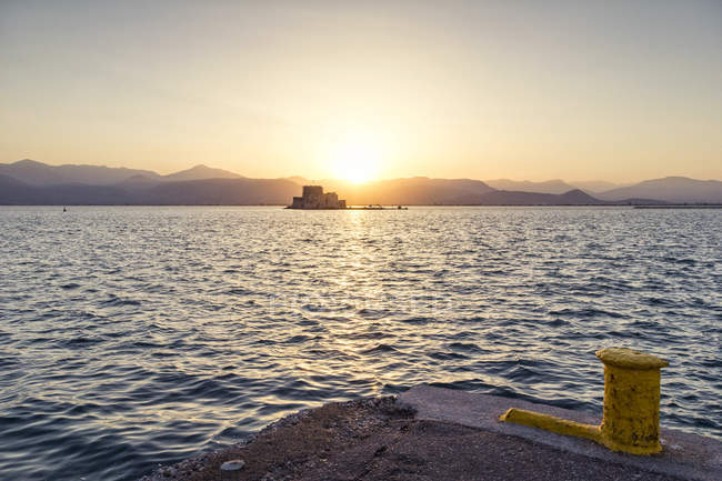 Greece, Peloponnese, Argolis, Nauplia, Argolic Gulf, View to Bourtzi Castle at sunset — Stock Photo