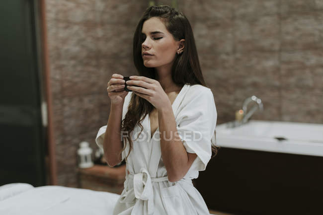 Giovane donna in un centro benessere godendo di una tazza di tè — Foto stock