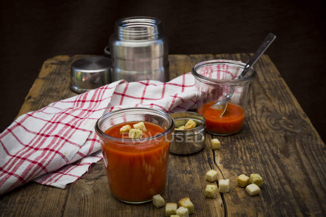 Tomato soup in thermos flask, croutons — Stock Photo