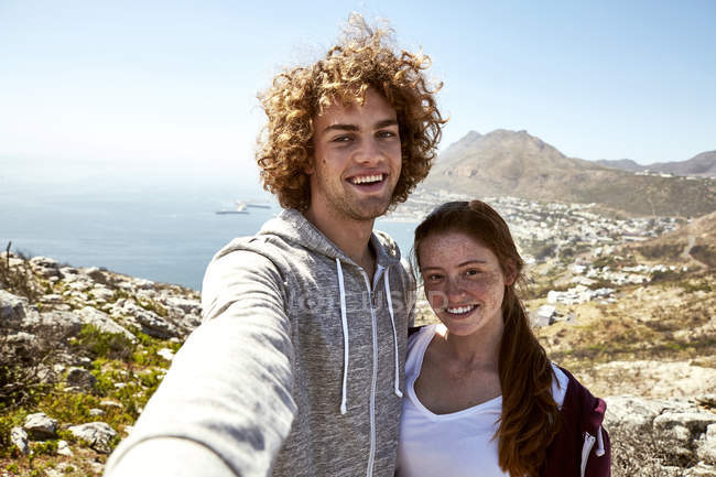South Africa, Cape Town, happy young couple taking selfie on trip — Stock Photo