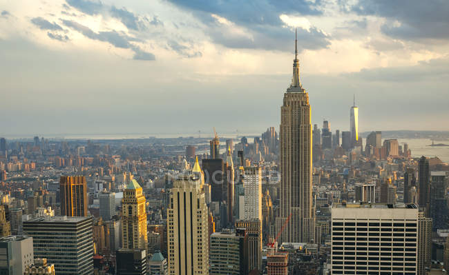 EE.UU., Nueva York, Manhattan, Empire State Building y One World Trade Center en segundo plano - foto de stock