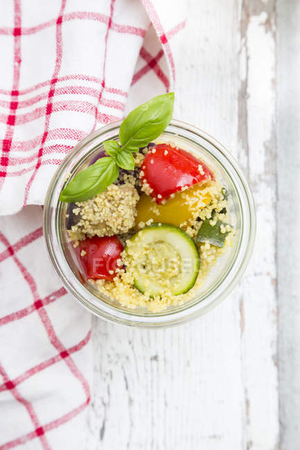 Couscous con verdure grigliate, melanzane, zucchine, paprica, pomodoro, cipolla rossa, rosmarino e basilico — Foto stock