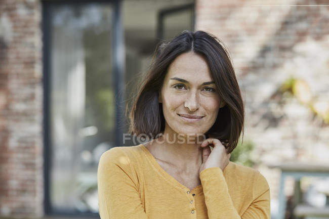 Ritratto di donna sicura di sé davanti alla sua casa — Foto stock