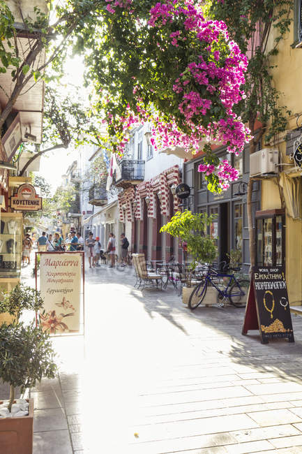 Greece, Peloponnese, Argolis, Nauplia, Old town, alley and flowering bougainvillea — Stock Photo