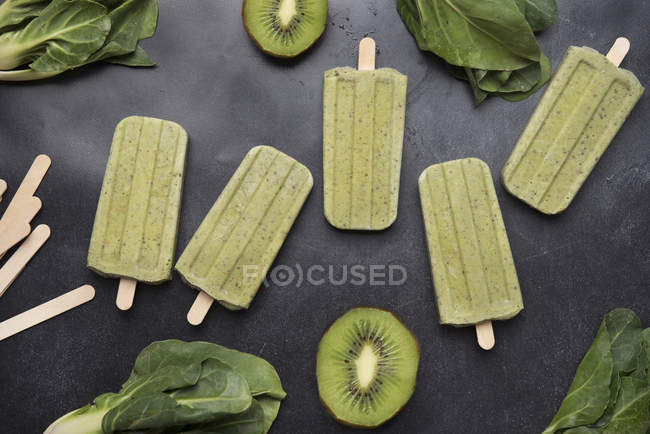 Close up of  Homemade kiwi chard popsicles — Stock Photo