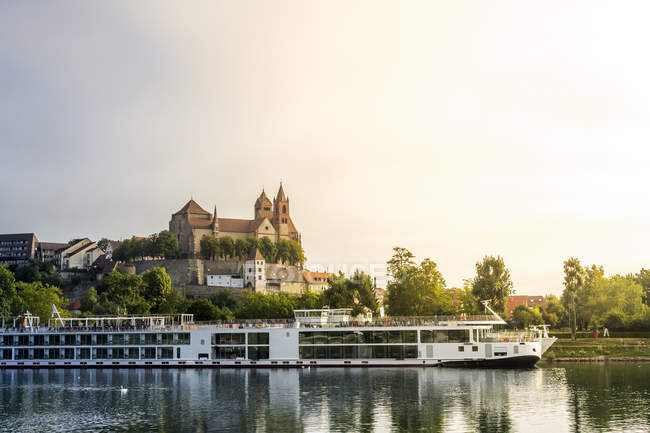 Germania, Baden-Wuerttemberg, Breisach, Centro Storico, Vista sul Breisach Minster, tourboat in primo piano — Foto stock