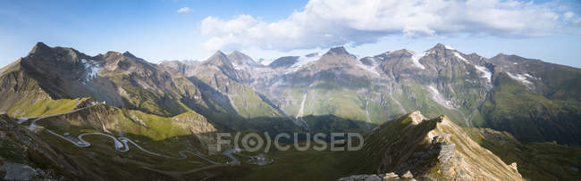 Austria, Stato di Salisburgo, Vista da Edelweissspitze a Grossglockner High Alpine Road e Grosser Wiesbachhorn — Foto stock
