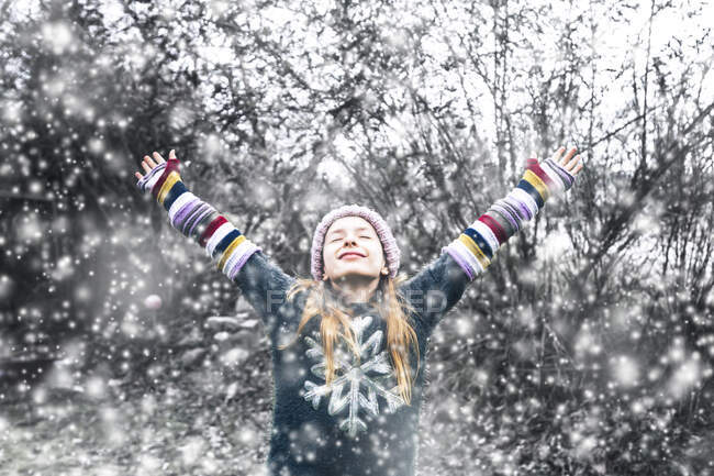 Счастливая девушка на снегу — стоковое фото