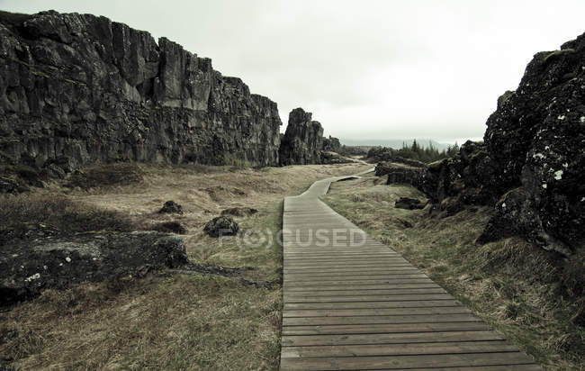 Islandia, Thingvellir National Park, Thingvellir rift zone, wooden walkway - foto de stock