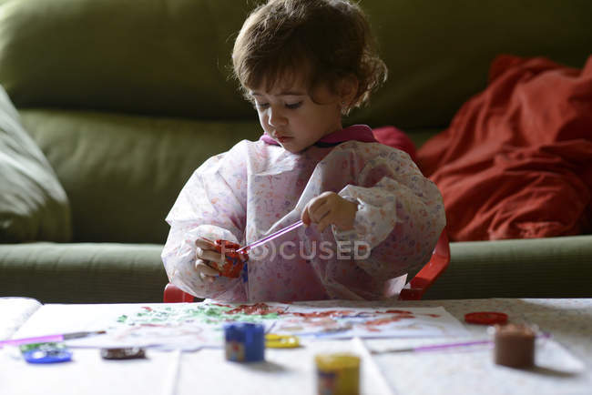 Kleines Mädchen malt zu Hause — Stockfoto