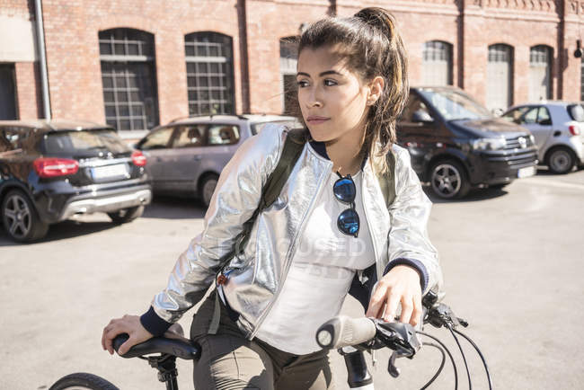 Ritratto di giovane donna con bicicletta — Foto stock