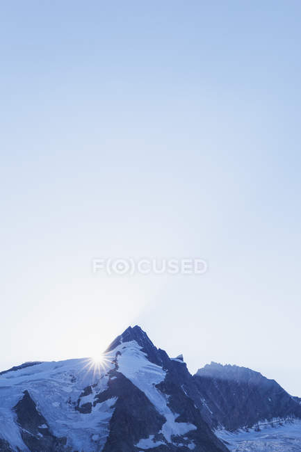 Áustria, Caríntia, pôr do sol, últimos raios de sol do dia no pico Grossglockner, High Tauern National Park — Fotografia de Stock
