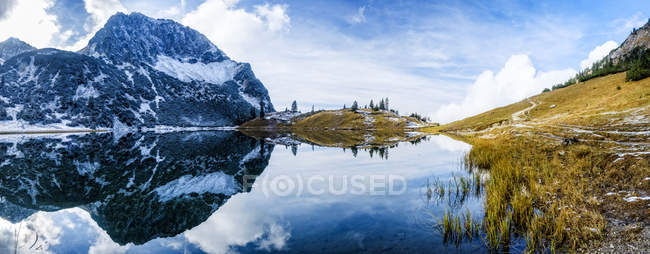 Lago y montañas, Alemania, Baviera, geissalpsee - foto de stock
