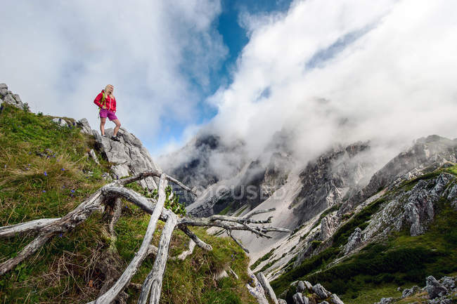 Austria, Stato di Salisburgo, Filzmoos, Escursionista femminile guardando in vista — Foto stock