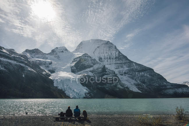 Канада, Британська Колумбія, Маунт Робсон Провінційний парк, два туристи відпочиває на озері Берг — Stock Photo