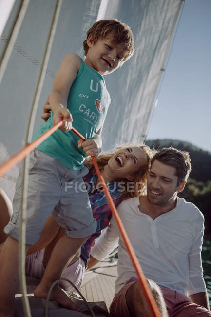 Щаслива сім'я на вітрильному човні — стокове фото