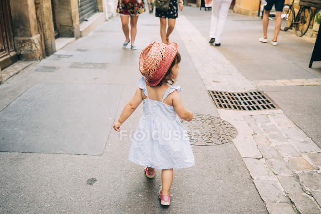Frankreich, aix-en-provence, kleinkind mädchen spaziert durch die strassen der stadt — Stockfoto